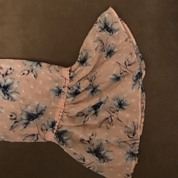 Moon river floral ruffle bell sleeve size s top - Picture 3 of 8